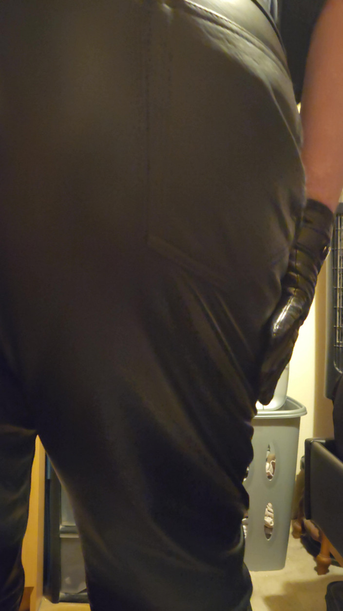 Leatherman63: Scârțâind în noul meu pantaloni din piele
