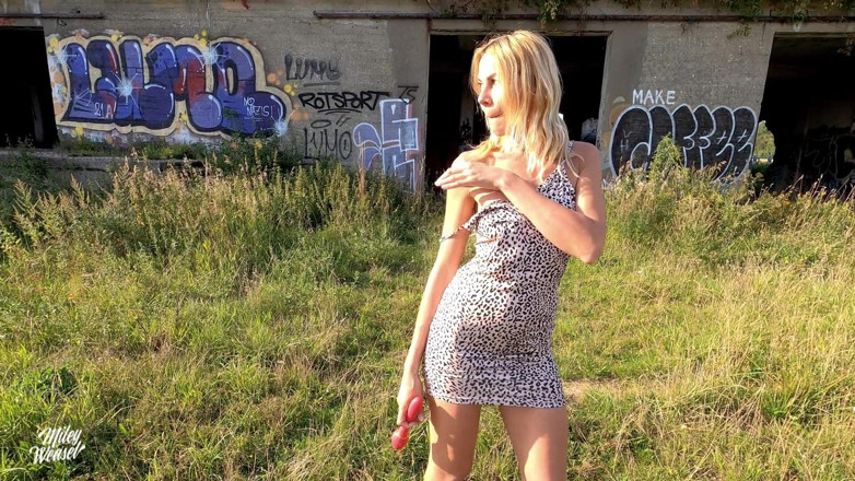 Miley Weasel: Horny Blonde Girl Fucks Her Wet Pussy!!