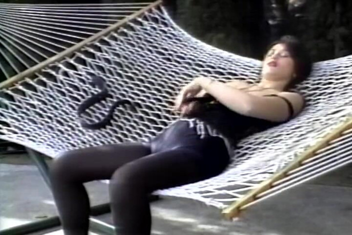 Vintage Babes: She Likes to Deepthroat Before Assfuck