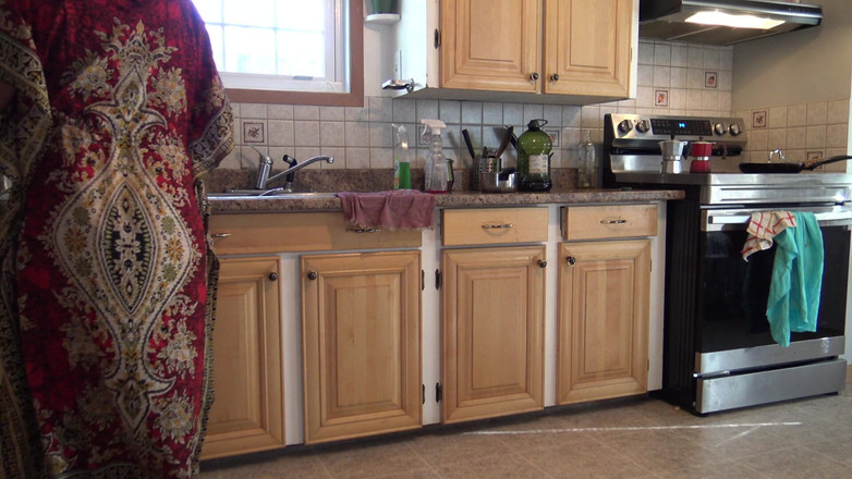 Stepmom Susan: この掃除婦はショックを受けています!!私はトルコ人のメイドのために私の大きなチンポを取り出します。