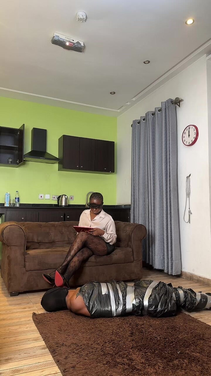 Domina Havi: Perhambaan BDSM Femdom Afrika - Domina Havi
