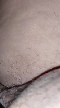 Ho sorpreso la mia matrigna a scopare la sua ragazza con uno strapon e ho iniziato a masturbarmi di nascosto