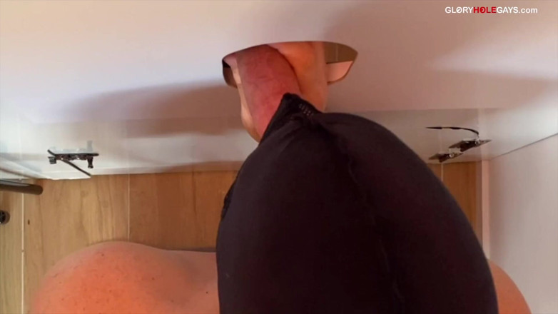 GLORYHOLEGAYS: 他不应该在这里 - 但他的高潮说不然