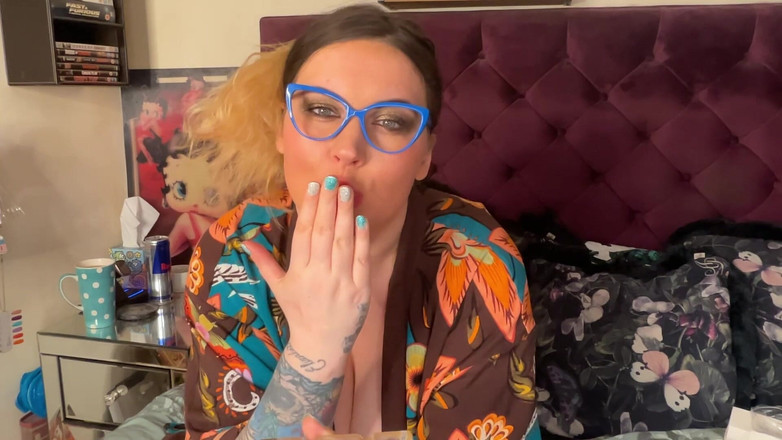 MissFFW: Curva ușurată ajunge să fumeze o țigară între clipuri