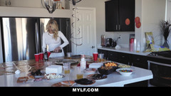 Mylf Official: Katie Morgan podvádí v kuchyni porno