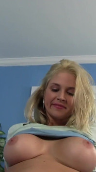 Si blonde panas Sarah melakukan handjob liar dan deepthroat