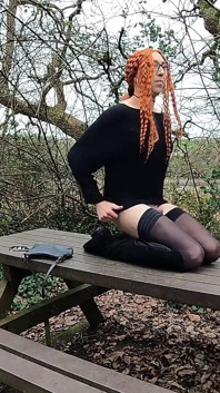 La ragazza trans rozza fa esibizionismo con il culo
