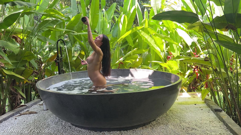 Princess Monica: Junglă Baie goală - în culise