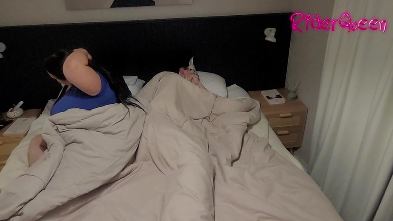 Riderqueen: Stiefmoeder deelt bed stiefzoon - video voor fans milf bbw