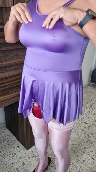 Memodelkan gaun ungu seksi saya, sekarang dengan celana dalam satin merah dan menggunakan vibrator untuk lebih banyak kesenangan