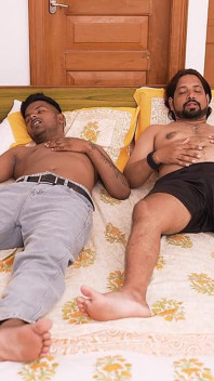 seksi hotal staph larki ek kamre men apne do kolej ko chod rahi hai