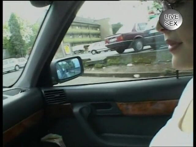 Horny Two really wet MILFs: Brunetă țâțoasă care se masturbează înainte de labă și futai pe la spate