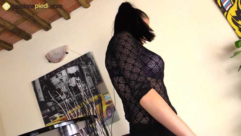 Foot Fetish HD: Bianca, sexig brunettbrud älskar att massera fötterna