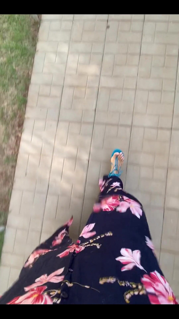 KiffaFeet: 早上好，穿着我性感的双腿和蓝色凉鞋