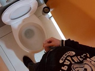 FM Records: Pișare într-o toaletă comună în timpul muncii