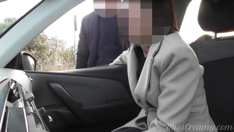 Miss Creamy: Dogging ma femme sur un parking et branle un spectateur...