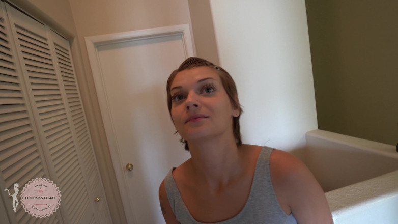 Katie Diggs: Naprawa mężczyzna spuszcza się do jej ust dla kompozycji