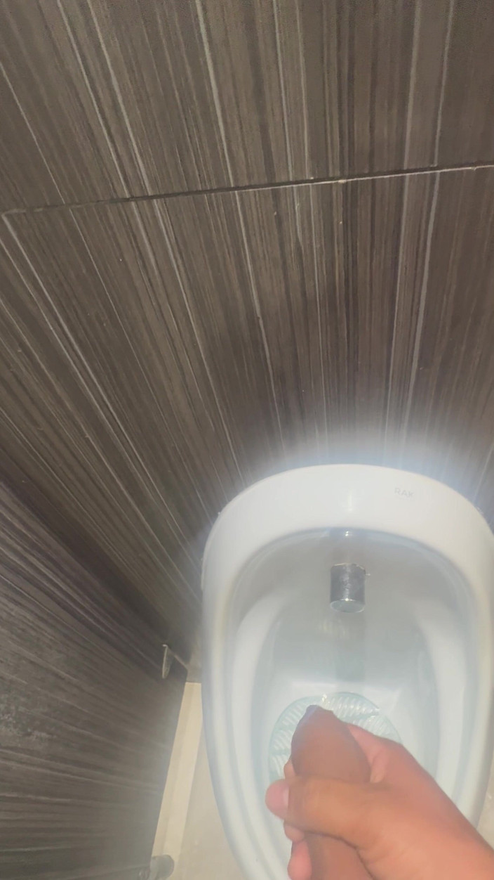 Hot dick in your ass: Openbaar toilet, ik probeerde de jongens te verleiden met mijn...