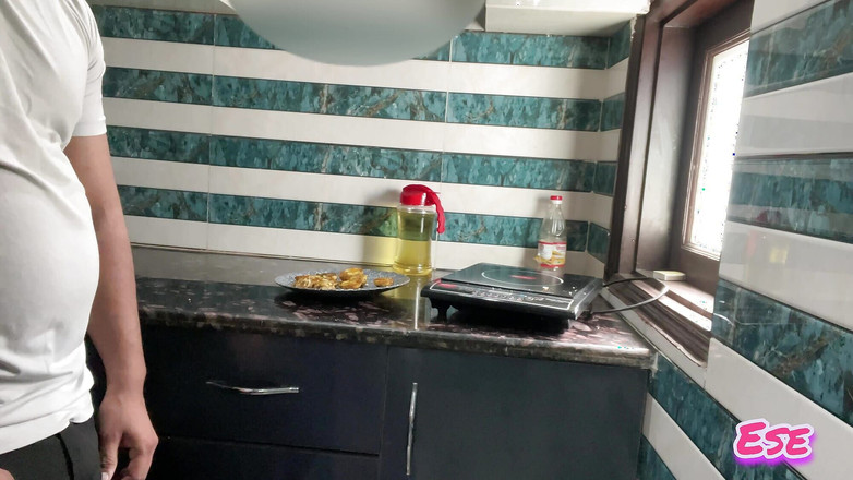 Sammy Sins: Teta prsa saje v kuchyni