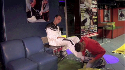 Discret Cruising sex: Snekaerova dominance v zákuře v Miláně