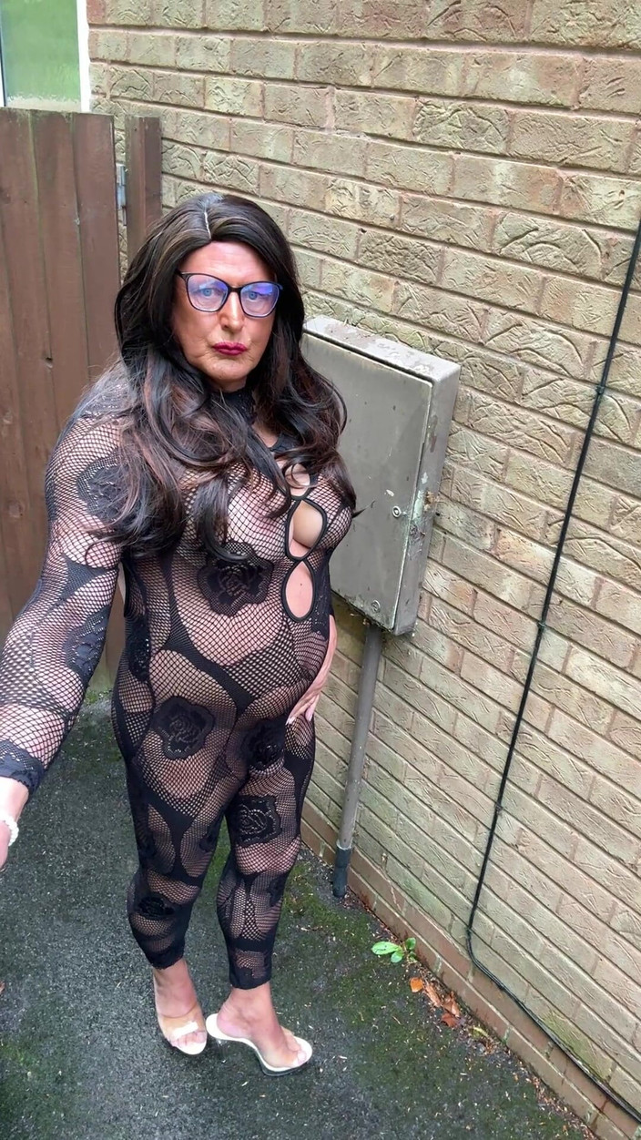 Kellycd2022: Sexy transvestiert kellycd2022 in schwarzem sexy body strumpf und high...