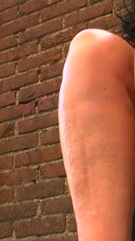 Cewek seksi dengan sepatu hak tinggi ularku lagi pamer kaki jenjangnya