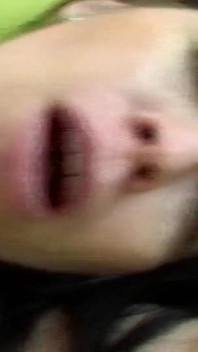 穿着红色高跟鞋的黑发熟女把这个幸运的家伙干在她剃光的阴户里