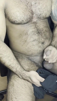 Hombre peludo se corre mientras ve porno y fuma