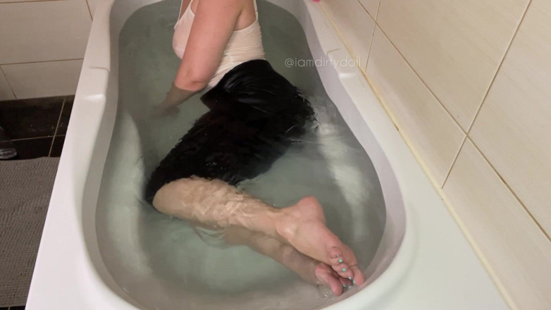iamdirtydoll: Peidando na banheira com a roupa!