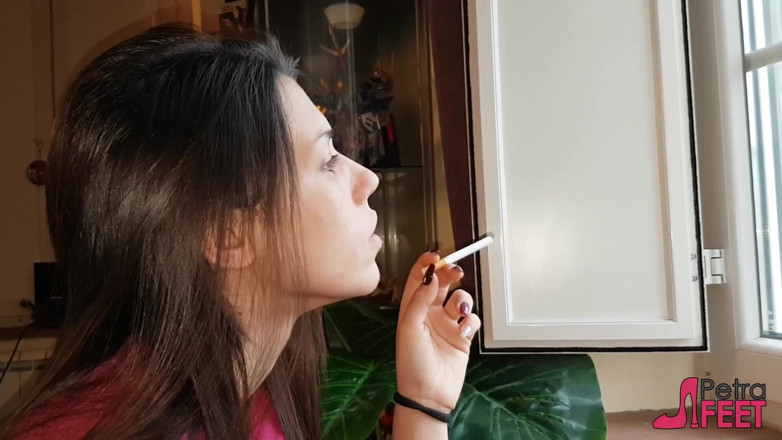 Smokin Fetish: Si rambut coklat cantik memuja cerut