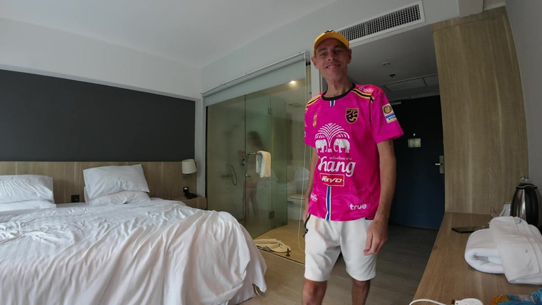 ScottishSweetie: Hij plaagt me met zijn grote pik terwijl ik onder...