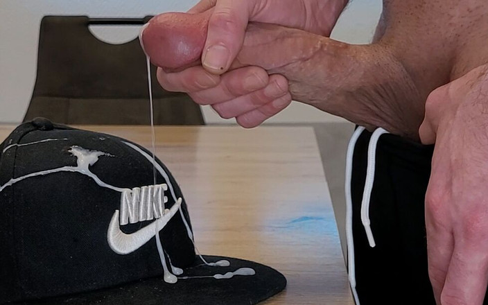 GayKinkCouple: Cum en Nike Cap