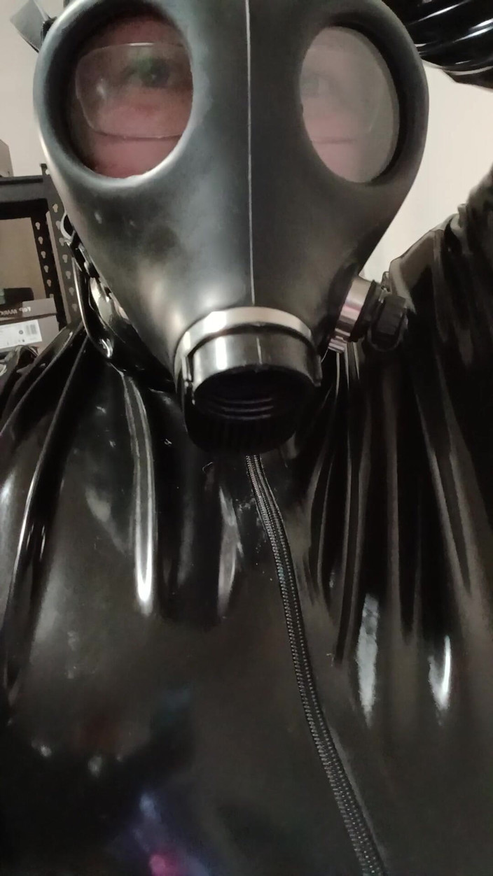 Latex Boy: Isreali Gasmask Lateks dres spust