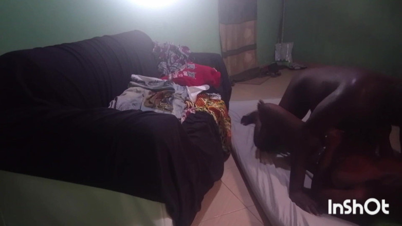 Pornsexlive: Eu estava sozinha em casa quando uma garota estranha veio...