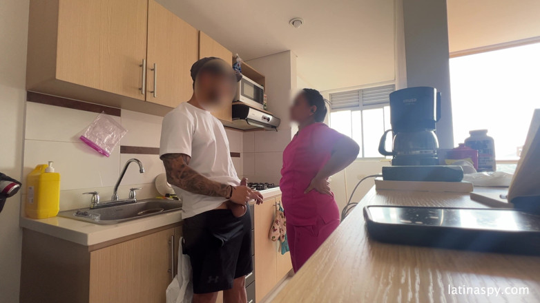Latinaspy: Une soubrette au cul énorme nettoie Apt puis branle son patron,...
