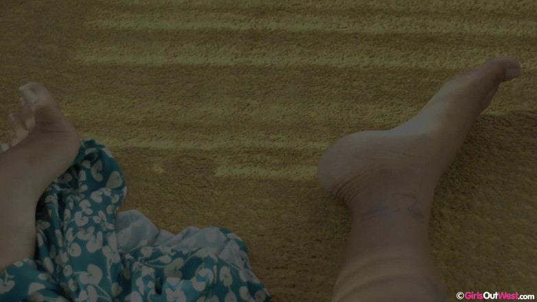 Girls Out West: La bollente teen rhea si infila le dita nella sua...