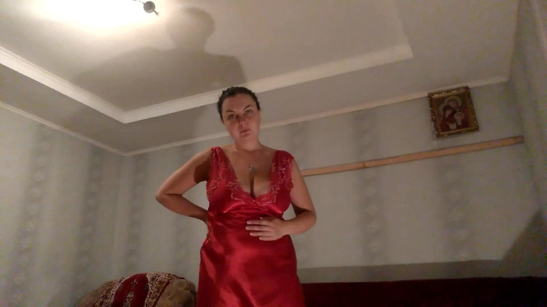 Sexy Milf: Huge piss at night!!!