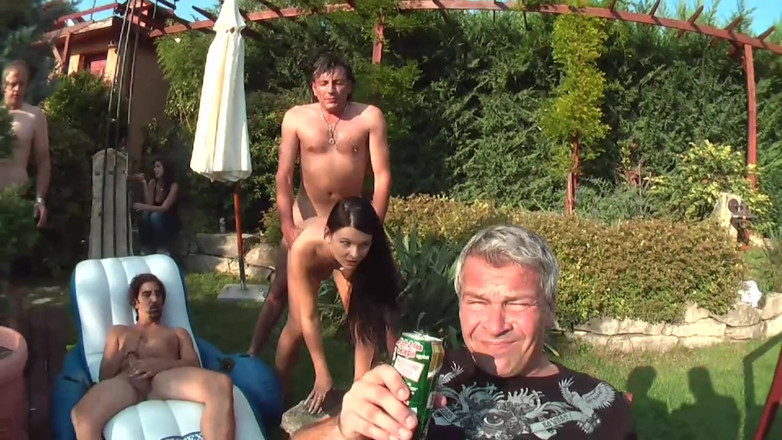 Fuck Cumshot Party: Збуджена повія смокче кілька членів і покривається товстими камшотами