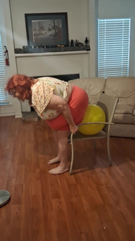 Vicki, Infirmière Bêtisière À Grosse Beauté, Essaye De Faire Éclater Un Ballon Avec Son Cul, Mais Ça Ne Marche Pas!