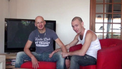 YOUNG FRENCH DUDES FUCKERS: Dvě sexy dvojčata šukají doma