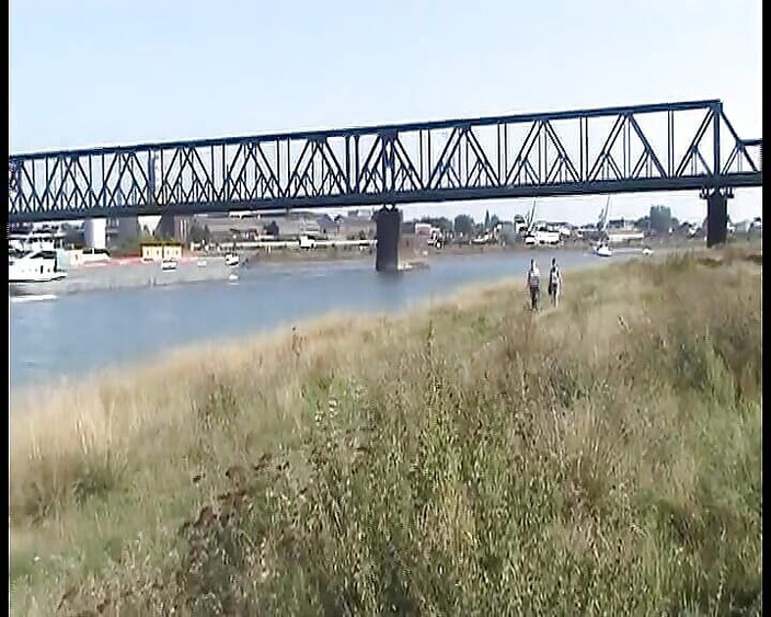 Deutsche XXX Filme: 两个来自德国的小妞和一个饥渴的家伙在湖里变得狂野整齐