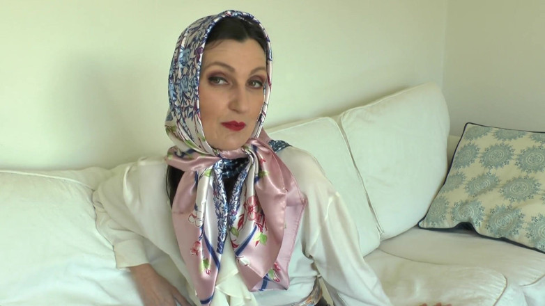 Lady Victoria Valente: Satin-schal-liebhaber und kommt auf einen glänzenden Satinschal, lady victoria Valente