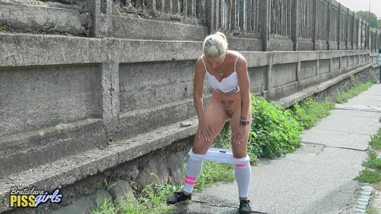 BA-PISSgirls: Luci Love Standing Pissing