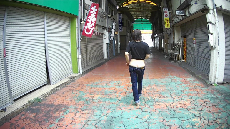 Mayumi Kanzaki: Jepun berjalan dengan pantatnya di luar rumah