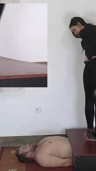 Mestra Dyanna pisa enquanto escravo tem orgasmos! uma foto em uma imagem