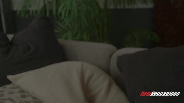 FamilyXXX: Karissa fica para brincar com seu meio-irmão