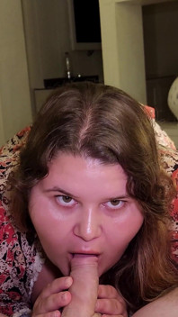 Soczysta niechlujna obciąganie z uroczej opalonej hottie BBW z dużymi cyckami