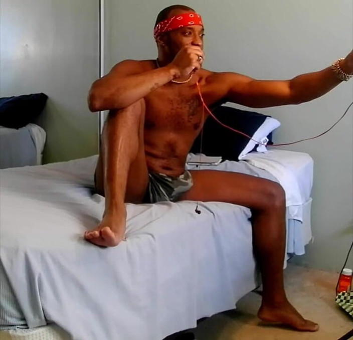 Kennie Jai: Branlette, jambes en l’air !