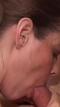 Dua tante girang yang nggak pernah puas menguras sedih cowok berengsek beruntung ini