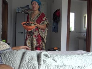 Souzan Halabi: Заміжня курдська прибиральниця дозволяє туристу кінчити їй в рот